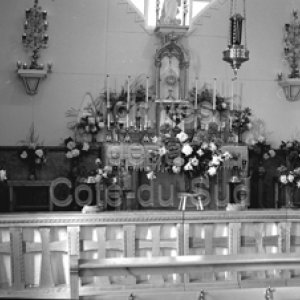 Intérieur de la chapelle de la pointe aux Orignaux à Rivière-Ouelle décorée pour les Quarante-Heures