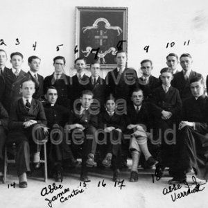 Groupe d&rsquo;&eacute;l&egrave;ves de la classe 4e commerciale au Coll&egrave;ge de Sainte-Anne-de-la-Pocati&egrave;re en 1933-1934, 108e cours.
