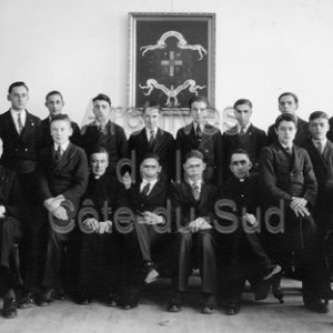 Groupe d&rsquo;&eacute;l&egrave;ves de la classe 4e commerciale au Coll&egrave;ge de Sainte-Anne-de-la-Pocati&egrave;re en 1934-1935, 109e cours.