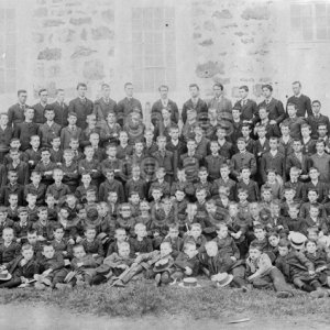 Groupe d&rsquo;&eacute;l&egrave;ves du cours commercial au Coll&egrave;ge de Sainte-Anne-de-la-Pocati&egrave;re en 1892