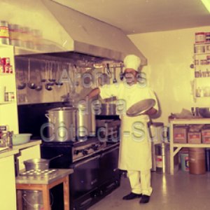 Nouvelle cuisine du restaurant Au Martinet apr&egrave;s l&rsquo;incendie du 17 f&eacute;vrier 1975