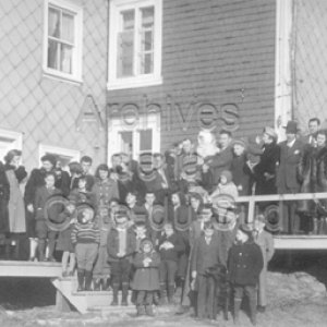 Famille de l&rsquo;abb&eacute; Maurice Proulx devant la maison paternelle &agrave; Saint-Pierre de Montmagny