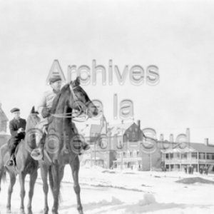 L&rsquo;abb&eacute; Maurice Proulx et un &eacute;l&egrave;ve faisant de l&rsquo;&eacute;quitation sur les terrains de l&rsquo;&Eacute;cole d&rsquo;agriculture de La Pocati&egrave;re