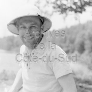 L&rsquo;abb&eacute; Maurice Proulx lors de son excursion de p&ecirc;che au Lac-&agrave;-Jacques pr&egrave;s de Sacr&eacute;-Coeur sur la C&ocirc;te-Nord