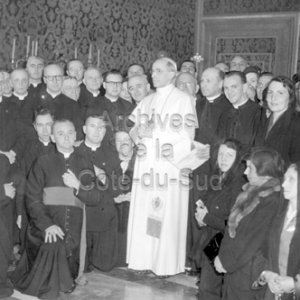 L&rsquo;abb&eacute; Maurice Proulx et d&rsquo;autres canadiens rencontrent le pape Pie XII