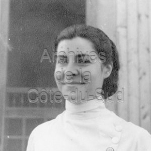 Garde Marie- &Eacute;va C&ocirc;t&eacute; devant son dispensaire &agrave; Preissac en Abitibi