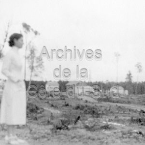 Garde Marie- &Eacute;va C&ocirc;t&eacute; sur le perron de son dispensaire &agrave; Preissac en Abitibi