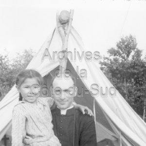 L&rsquo;abb&eacute; Maurice Proulx et une jeune am&eacute;rindienne algonquine du lac Abitibi devant une tente