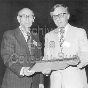 L&rsquo;abb&eacute; Maurice Proulx re&ccedil;oit une plaque en tant qu&rsquo;ancien de l&rsquo;ann&eacute;e du Coll&egrave;ge de Sainte-Anne &agrave; La Pocati&egrave;re