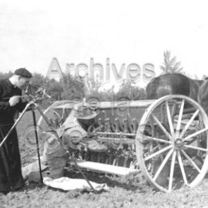 L&rsquo;abb&eacute; Maurice Proulx filme un homme se pr&eacute;parant &agrave; semer