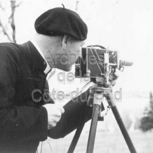 L&rsquo;abb&eacute; Maurice Proulx en train de filmer
