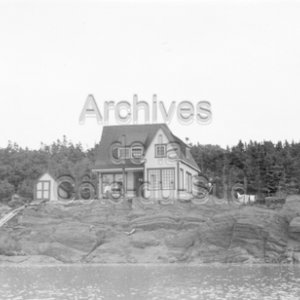 Pr&ecirc;tres du Coll&egrave;ge de Sainte-Anne devant leur premier chalet &agrave; Rivi&egrave;re-Ouelle