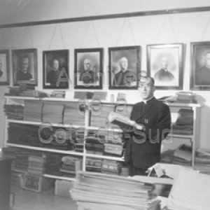 L’abbé Lionel Léveillé dans son bureau des archives au Collège de Sainte-Anne à La Pocatière