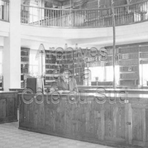L&eacute;onard Dub&eacute; dans la biblioth&egrave;que du d&ocirc;me du Coll&egrave;ge de Sainte-Anne &agrave; La Pocati&egrave;re