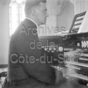 L’abbé Léon Destroismaisons touche l’orgue de la chapelle du Collège de Sainte-Anne à Pocatière