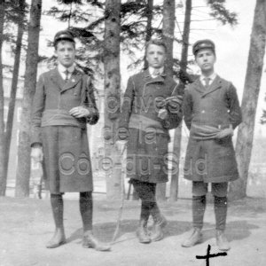 Des &eacute;l&egrave;ves dans la cour r&eacute;cr&eacute;ation du Coll&egrave;ge de Sainte-Anne &agrave; La Pocati&egrave;re
