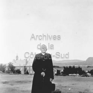 L&rsquo;abb&eacute; Alphonse T&ecirc;tu dans la cour r&eacute;cr&eacute;ation du Coll&egrave;ge de Sainte-Anne &agrave; La Pocati&egrave;re