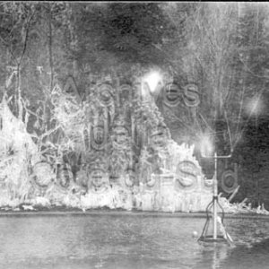 Le jet d&rsquo;eau dans la montagne du Coll&egrave;ge de Sainte-Anne, &agrave; La Pocati&egrave;re, sous la glace