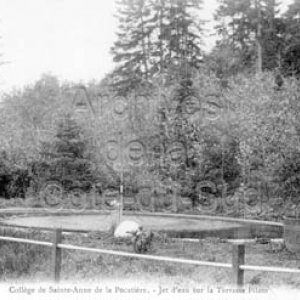 Le jet d&rsquo;eau dans la montagne du Coll&egrave;ge de Sainte-Anne, &agrave; La Pocati&egrave;re, sous la glace