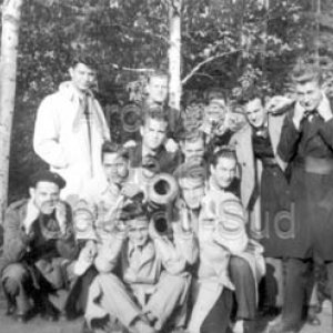 &Eacute;l&egrave;ves du 115e cours pr&egrave;s du canon du Coll&egrave;ge de Sainte-Anne &agrave; La Pocati&egrave;re