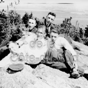 &Eacute;l&egrave;ves sur le rocher &agrave; Canon de la montagne du Coll&egrave;ge de Sainte-Anne &agrave; La Pocati&egrave;re