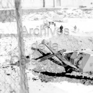 Terrassement de la butte devant le Coll&egrave;ge de Sainte-Anne &agrave; La Pocati&egrave;re