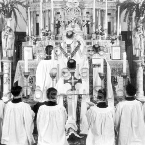L&rsquo;abb&eacute; Charles Fr&egrave;ve officie &agrave; une messe dite &agrave; la chapelle du Coll&egrave;ge de Sainte-Anne &agrave; La Pocati&egrave;re
