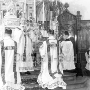 L&rsquo;abb&eacute; Charles Fr&egrave;ve officie &agrave; une messe dite &agrave; la chapelle du Coll&egrave;ge de Sainte-Anne &agrave; La Pocati&egrave;re
