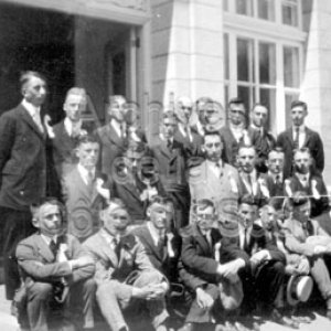 Finissants du 92e cours devant le Coll&egrave;ge de Sainte-Anne &agrave; La Pocati&egrave;re