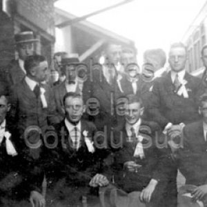 Les finissants du 92e cours du Coll&egrave;ge de Sainte-Anne s&rsquo;appr&ecirc;tent &agrave; prendre le train &agrave; la gare de La Pocati&egrave;re