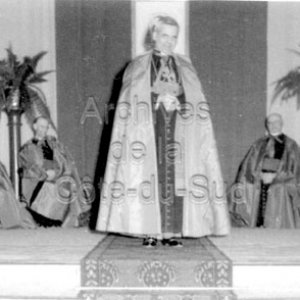 Le cardinal Paul-&Eacute;mile L&eacute;ger prend la parole lors de la r&eacute;ception tenue en son honneur &agrave; l&rsquo;amphith&eacute;&acirc;tre du Coll&egrave;ge de Sainte-Anne &agrave; La Pocati&egrave;re