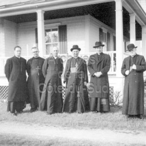 Mgr Giovanni Panico, d&eacute;l&eacute;gu&eacute; apostolique au Canada, rend visite &agrave; l&rsquo;abb&eacute; Maurice Proulx a sa maison de Rivi&egrave;re-Ouelle