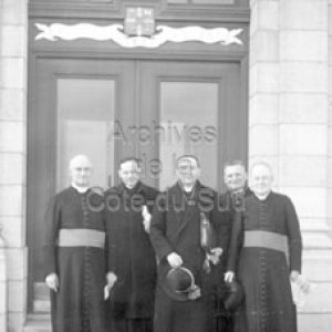 Mgr Ildebrando Antoniutti, d&eacute;l&eacute;gu&eacute; apostolique au Canada, avec d&rsquo;autres pr&ecirc;tres devant le Coll&egrave;ge de Sainte-Anne &agrave; La Pocati&egrave;re