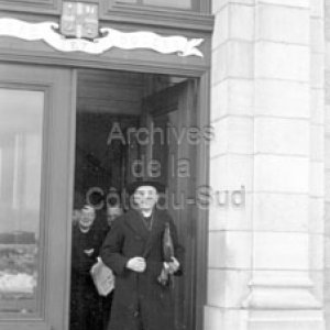 Mgr Ildebrando Antoniutti, d&eacute;l&eacute;gu&eacute; apostolique au Canada, avec d&rsquo;autres pr&ecirc;tres devant le Coll&egrave;ge de Sainte-Anne &agrave; La Pocati&egrave;re