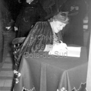Mme Louis Saint-Laurent signe le livre d&rsquo;or du Coll&egrave;ge de Sainte-Anne &agrave; La Pocati&egrave;re