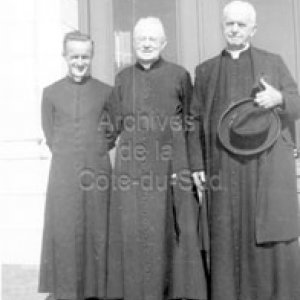 Mgr Wilfrid Lebon et le chanoine Alfred Dupont devant le Coll&egrave;ge de Sainte-Anne &agrave; La Pocati&egrave;re