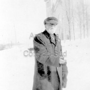 Le qu&ecirc;teux ti-Jean Gagnon pr&egrave;s de l&rsquo;&eacute;glise de Sainte-Anne &agrave; La Pocati&egrave;re