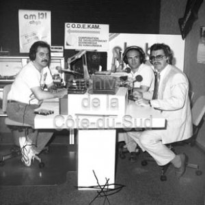 Michel Harvey, Jacques Dufour, annonceurs à la station radiophonique CHGB avec leur invité Jean-Maurice Savard