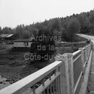 Pont et maisons au sud-ouest de la rivière Ouelle à Saint-Gabriel-Lalemant
