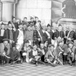 Pi&egrave;ce de th&eacute;&acirc;tre,Le drapeau du premier grenadier, jou&eacute;e par des &eacute;l&egrave;ves au Coll&egrave;ge de Sainte-Anne &agrave; La Pocati&egrave;re