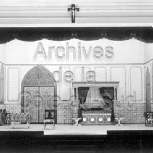 D&eacute;cor de la pi&egrave;ce de th&eacute;&acirc;tre, Les enfants d&rsquo;&Eacute;douard, jou&eacute;e par des &eacute;l&egrave;ves au Coll&egrave;ge de Sainte-Anne &agrave; La Pocati&egrave;re