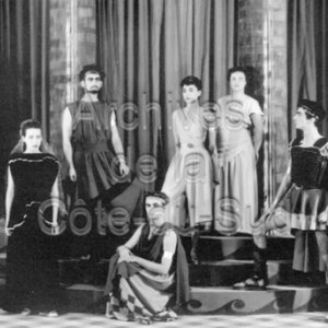 Les Compagnons de Saint-Laurent dans la pi&egrave;ce de th&eacute;&acirc;tre, Andromaque, jou&eacute;e au Coll&egrave;ge de Sainte-Anne &agrave; La Pocati&egrave;re