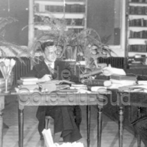 Rosaire Th&eacute;berge, Charles-Henri L&eacute;vesque et L&eacute;opold Dion du Coll&egrave;ge de Sainte-Anne-de-la-Pocati&egrave;re se pr&eacute;parent pour l&rsquo;&eacute;mission Nos coll&egrave;ges au micro.