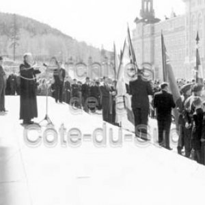Devant l&rsquo;&eacute;glise, &agrave; La Pocati&egrave;re, c&eacute;l&eacute;bration de la victoire lors de la fin de la guerre de 1939-1945