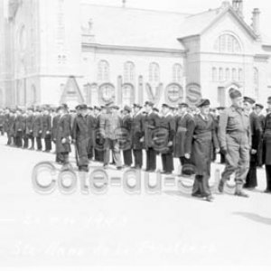 Inspection du corps de cadets du Coll&egrave;ge Sainte-Anne de La Pocati&egrave;re