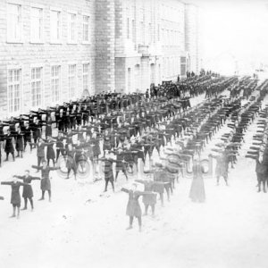 Les cadets, &eacute;l&egrave;ves du Coll&egrave;ge, font de la gymnastique devant le Coll&egrave;ge de Sainte-Anne &agrave; La Pocati&egrave;re