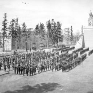 Les cadets, &eacute;l&egrave;ves du Coll&egrave;ge, font de la gymnastique dans la cour de r&eacute;cr&eacute;ation du Coll&egrave;ge de Sainte-Anne &agrave; La Pocati&egrave;re