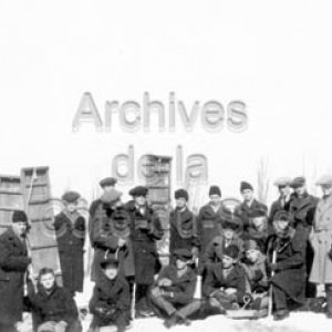 &Eacute;l&egrave;ves se pr&eacute;parant &agrave; glisser dans la grande glissoire du Coll&egrave;ge de Sainte-Anne &agrave; La Pocati&egrave;re