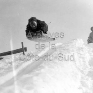 Jean-Paul L&eacute;vesque &agrave; un des sauts de la grande glissoire du Coll&egrave;ge de Sainte-Anne &agrave; La Pocati&egrave;re