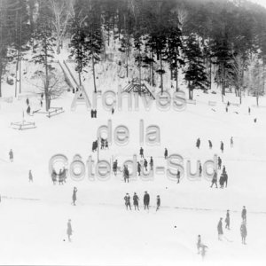 Patinoire et cour de r&eacute;cr&eacute;ation au Coll&egrave;ge de Sainte-Anne &agrave; La Pocati&egrave;re
